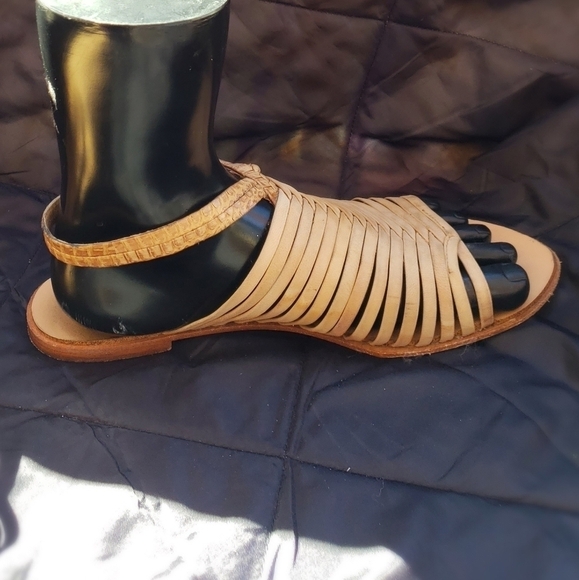 L.A.M.B.beige‎ leather strappy thong sandals - Picture 9 of 9